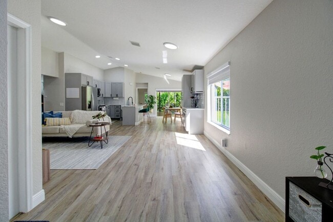 Building Photo - 1025 Bamboo Ln