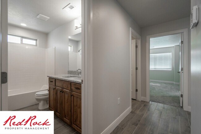 Building Photo - Newer 3 Bedroom, 2.5 Bath Townhome