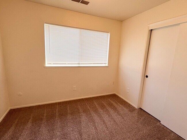 Foto del edificio - 3 bedroom Townhouse in a gated community