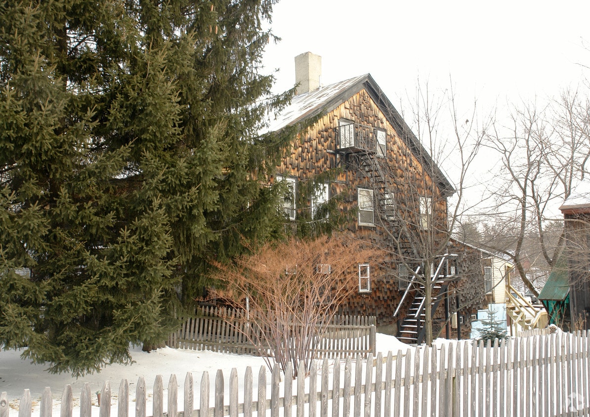 Building Photo - 134 Main St