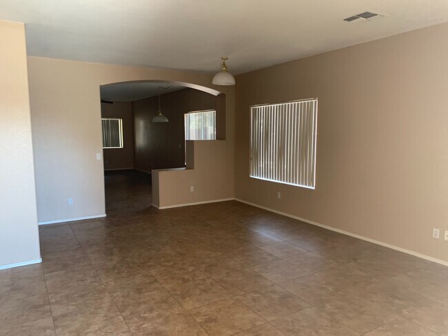 Foto del edificio - 4 Bed 2 Bath home!