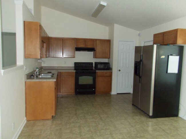 Building Photo - 4 bedroom/2 bath in Lake Victoria