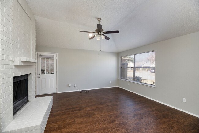 Foto del edificio - AVAILABLE NOW! NICE 3 BEDROOM HOME LOCATED IN ARLINGTON, TEXAS!