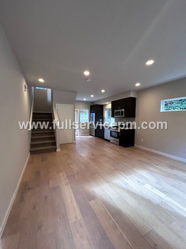 Building Photo - Contemporary 3 BD Mt. Baker Townhome! Location!!
