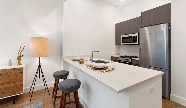 Building Photo - 321 W 37th St