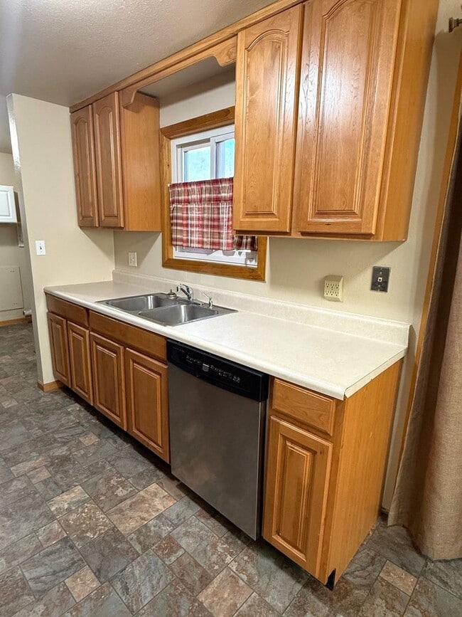 Building Photo - Newly Remodeled 3 bedroom One Level