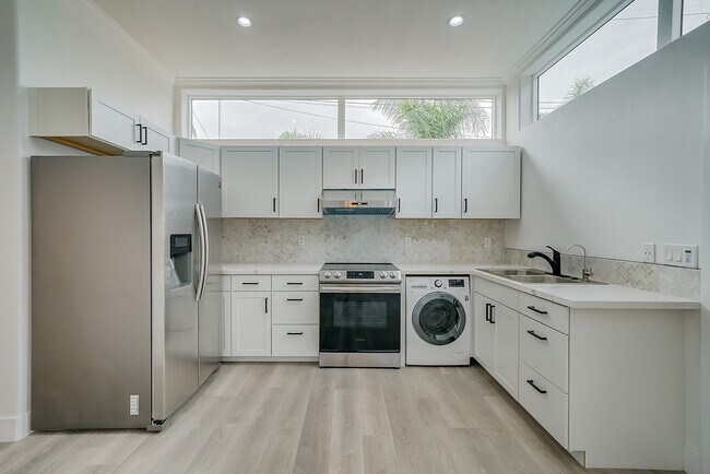 KITCHEN - 1476 Kenneth Dr