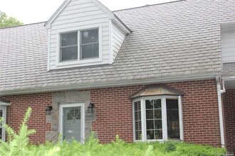 Building Photo - 3 Meadowbrook Dr