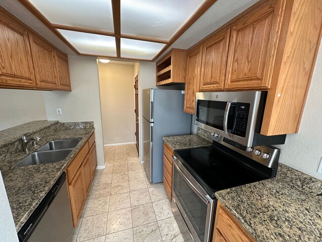 Building Photo - 2 Bed 2 Bath W/ Attached Garage (Cobblestone)