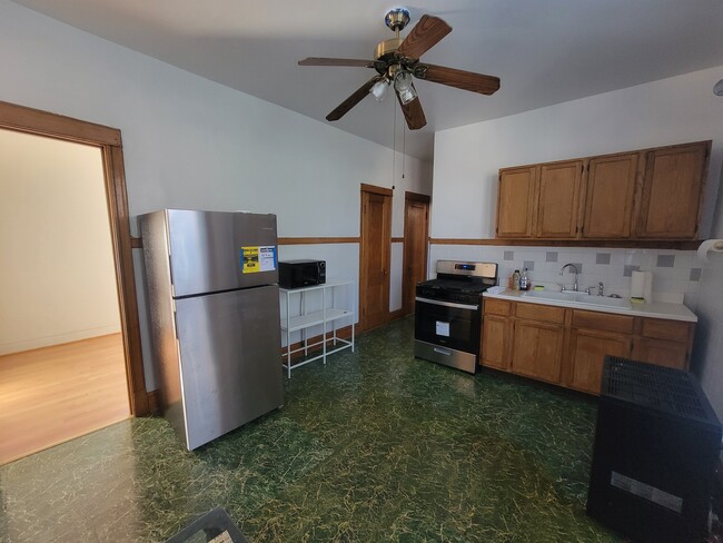 Kitchen - 3046 N Haussen Ct