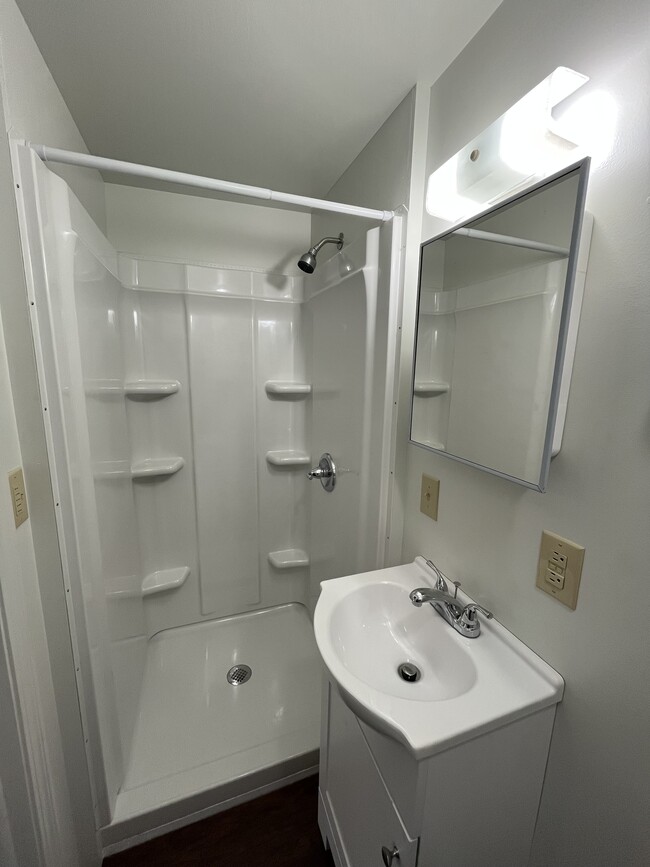 Building Photo - 13050 Beeson St NE