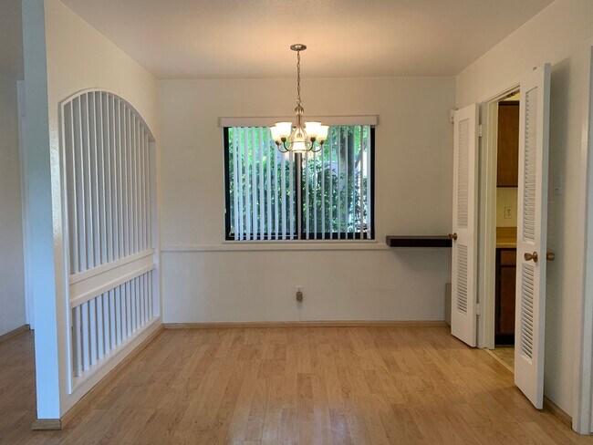 Foto del edificio - Lovely 2 Bedroom, 2 Bath Condo In The NE!