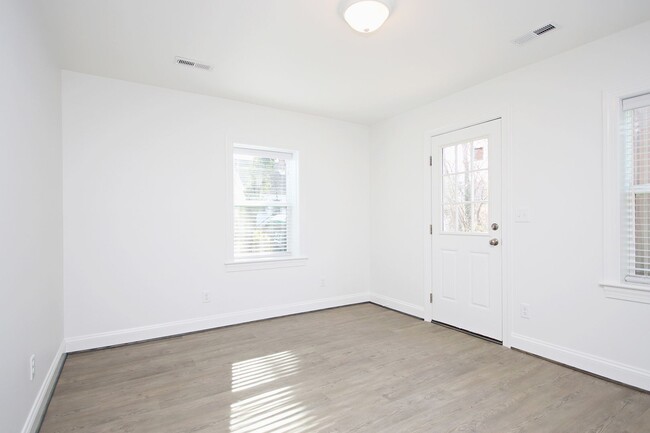 Building Photo - 502 Stonehenge Ave