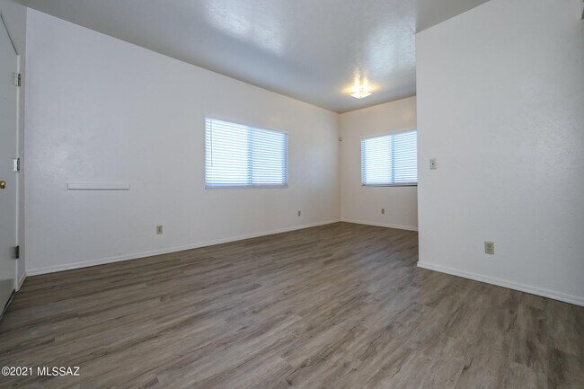 Building Photo - 312 E 24th St