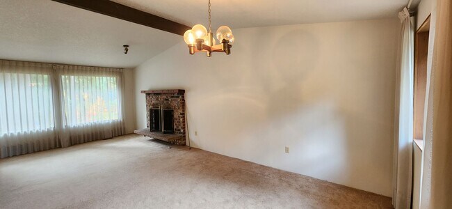 Foto del edificio - LYNNWOOD Spacious 3 bdrm + Den & Family Room Home
