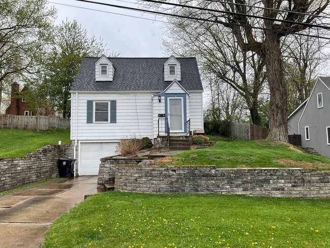 Building Photo - Charming 2-bed 1-bath Bethel Park Home wit...