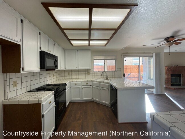 Building Photo - 4 br, 3 bath House - 1493 East D Street