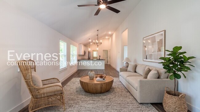 Building Photo - 4 Bed & 2 Bath House in Chattanooga / Pet-Friendly / Available Now!