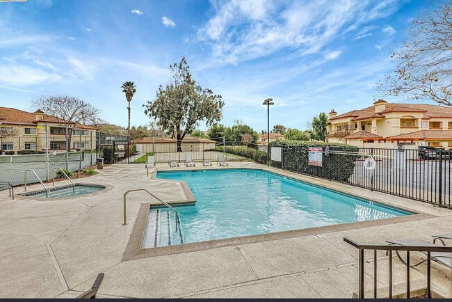 Foto del edificio - Beautiful & spacious 1 bedroom  updated condo with private patio and covered parking.