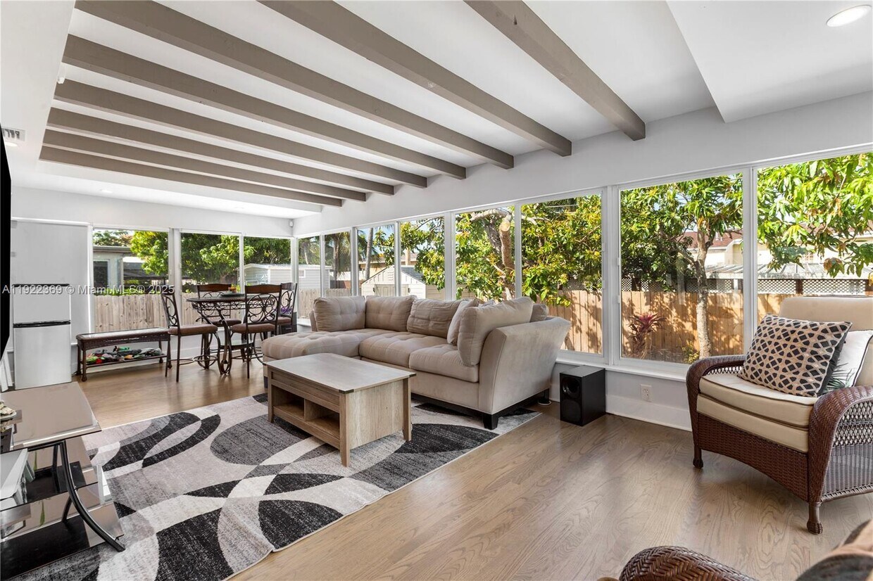 Foto principal - 7915 SW 23rd St