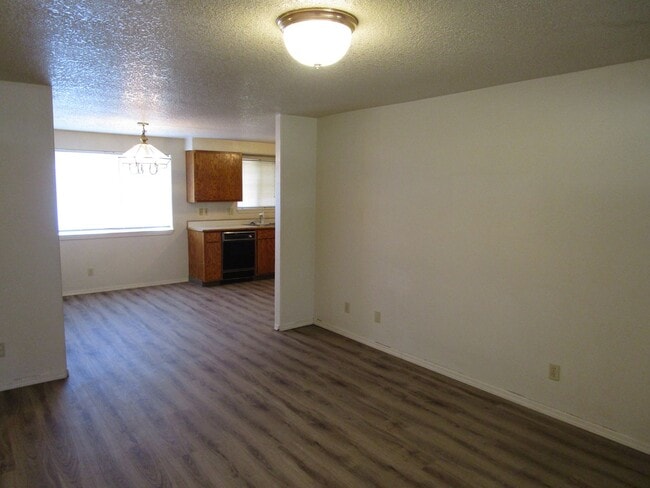 Building Photo - 2 Bedroom Duplex Near Library - Water/Sewe...