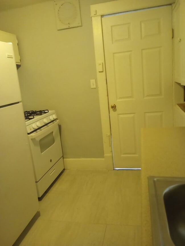 Building Photo - Cute 3-Bedroom 1-bath House in the Churchi...