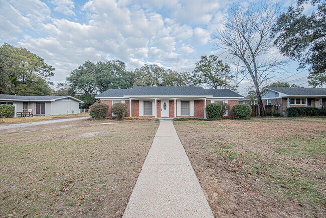 Building Photo - 4361 Montclair Cir E
