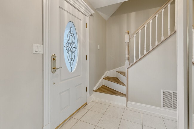 Building Photo - 3245 Gresham Ln E