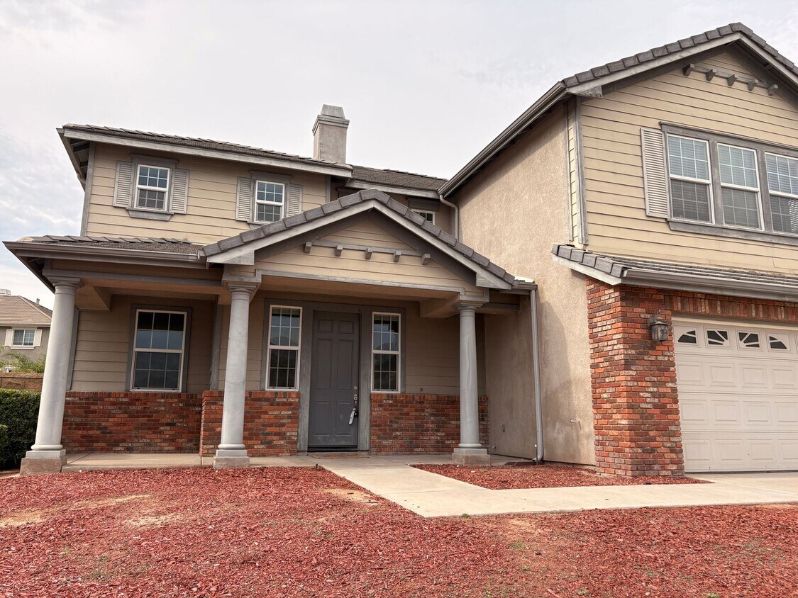 Beautiful 5-Bed, 2.5-Bath Home with Firepl... - Beautiful 5-Bed, 2.5-Bath Home with Firepl...