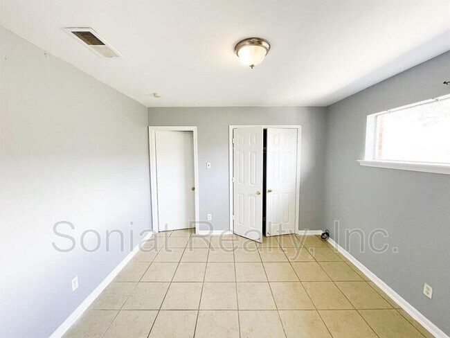 Building Photo - 423 S Murat St