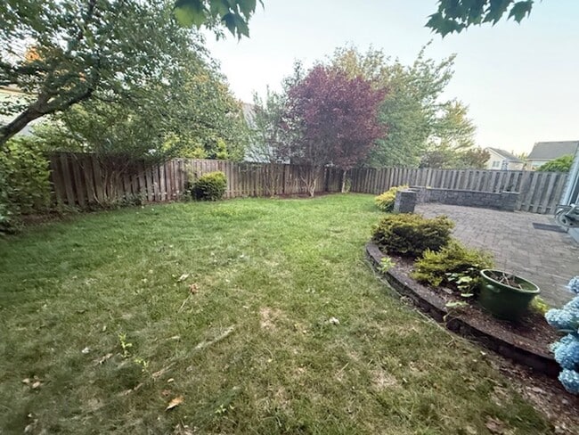 Building Photo - Quiet Neighborhood 4 bed + Office 2.5 Bath