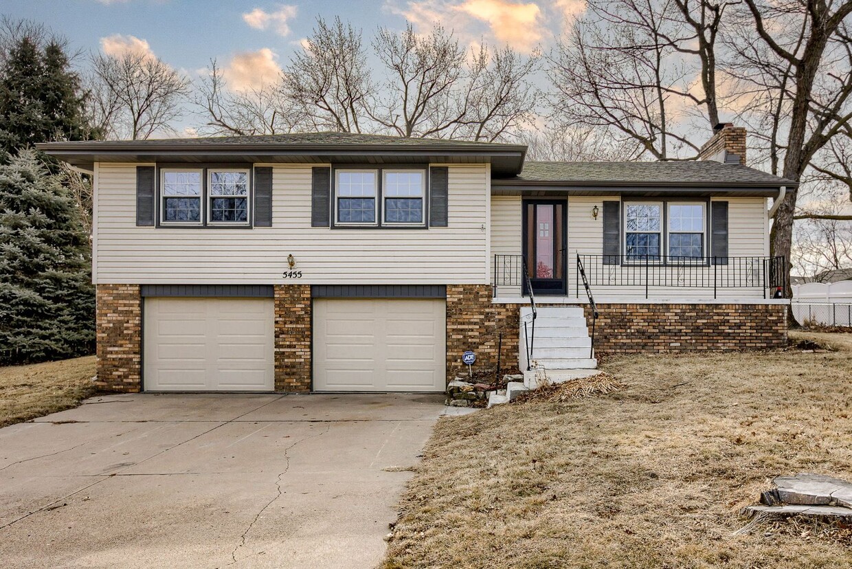 Primary Photo - Charming Must See 3 Bedroom!!