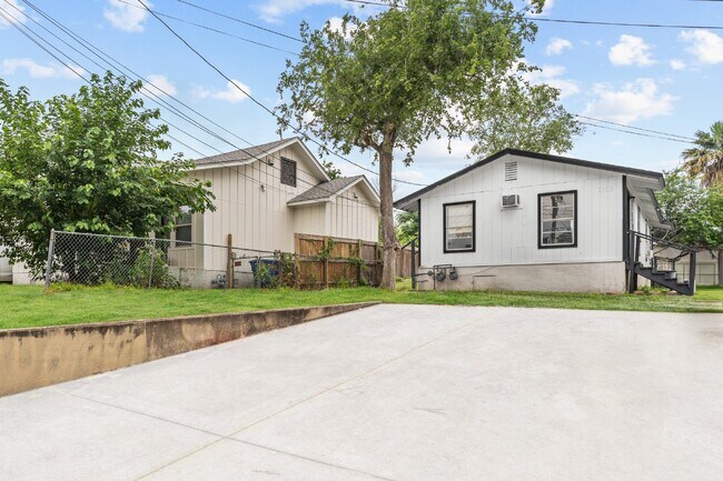 Building Photo - 2108 McKinley Ave #1 San Antonio, TX 78210