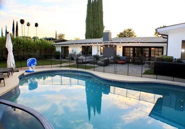 Foto del edificio - 4820 Abbeyville Ave