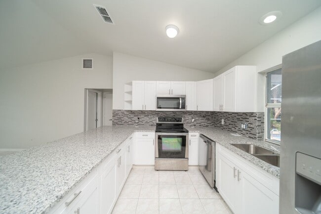 Foto del edificio - BEAUTIFUL POOL HOUSE NOW AVAILABLE!!! Special Offer! Qualify for a deposit-free option and save o...