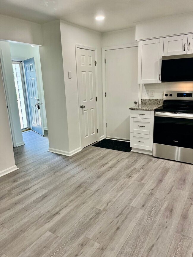 Building Photo - 3BD/2BA Home minutes from Dam Neck/Oceana ...