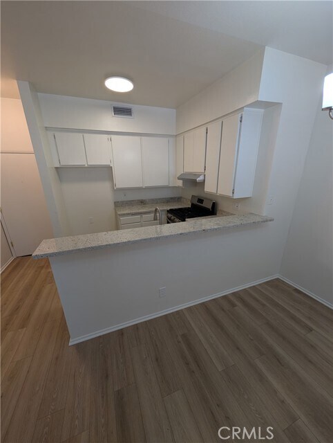 Foto principal - 17330 Chatsworth St