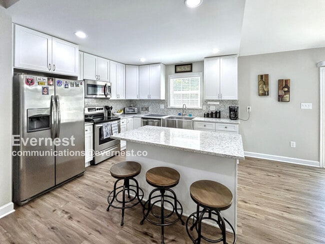 Building Photo - 1518 Lakeview Pkwy