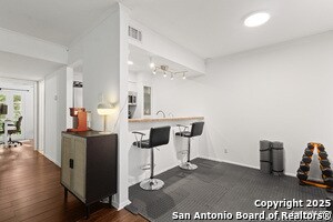 Building Photo - 8702 Village Dr