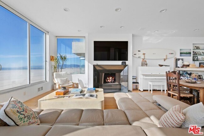 Building Photo - 3719 Ocean Front Walk
