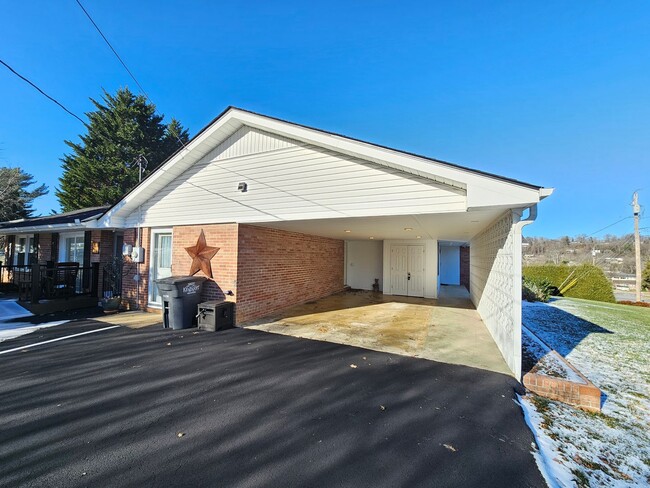 Building Photo - Mid term rental in Colonial Heights