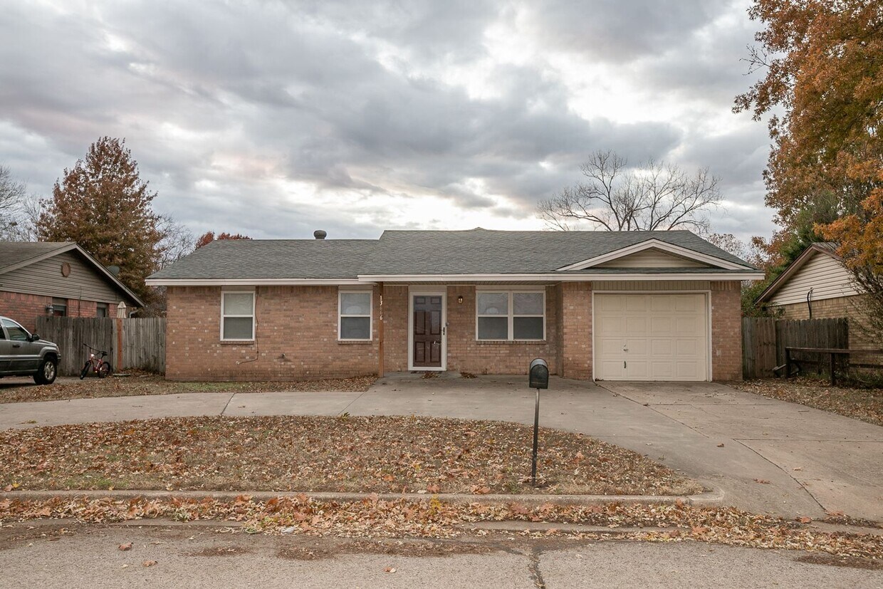 Primary Photo - COMING SOON!! 4 Bed 2.5 Bath COZY home wit...