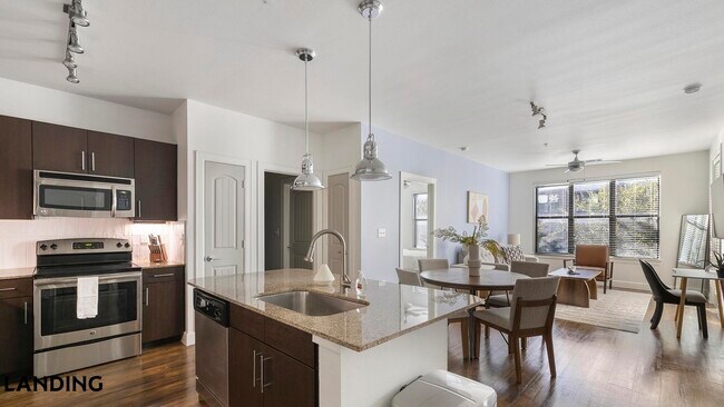 Foto del edificio - 5275 Town and Country Blvd