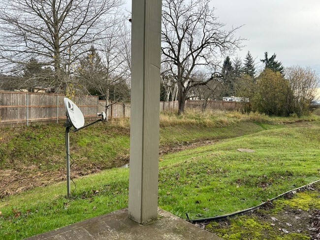 Building Photo - Three Bedroom Duplex