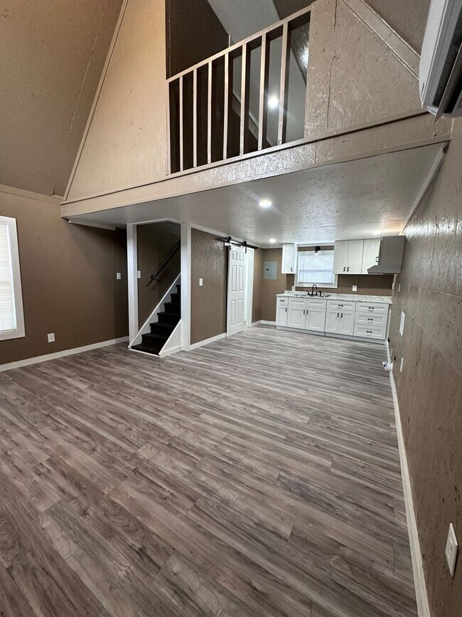 Foto del edificio - 1 bed Loft on Hester Rd