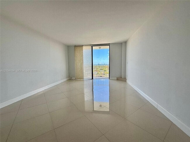 Foto del edificio - 2350 NE 135th St