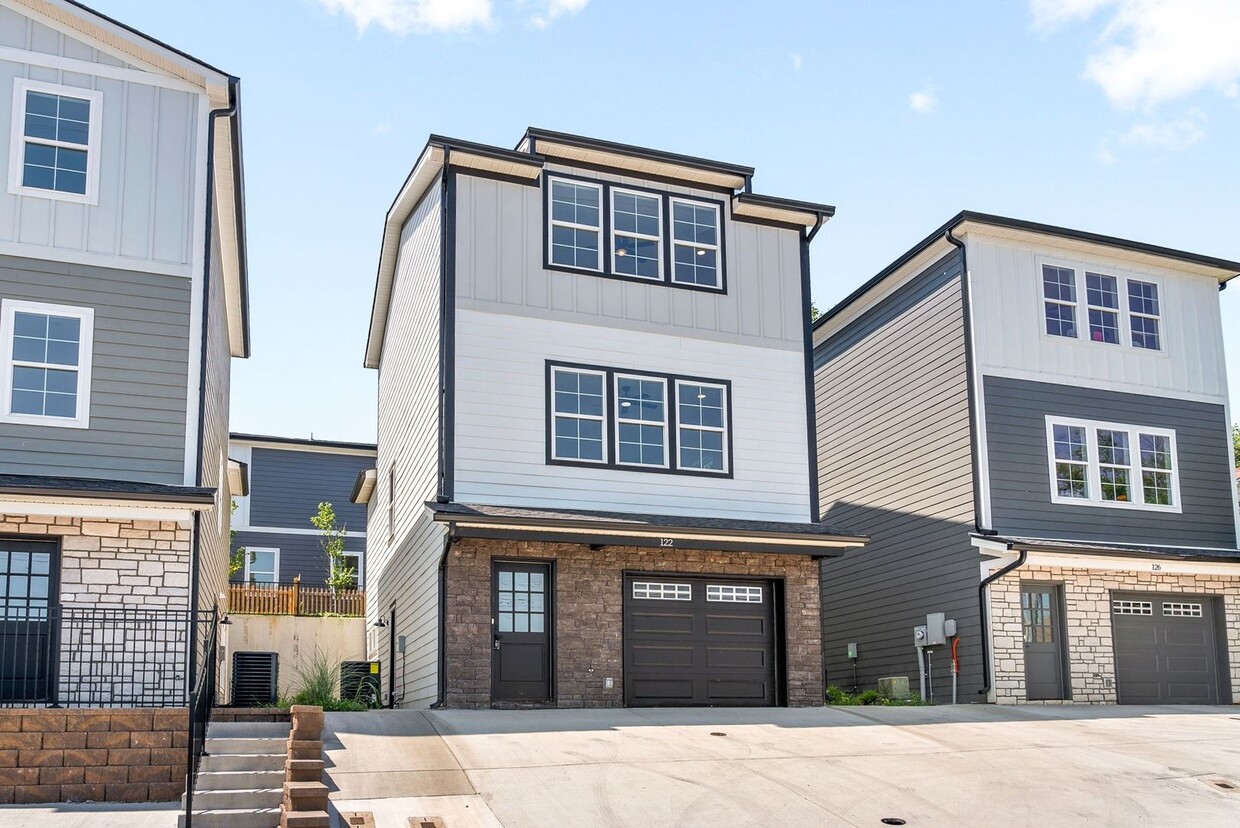 Foto principal - Brand New 3 Bedroom 3 Bath Townhome for Re...