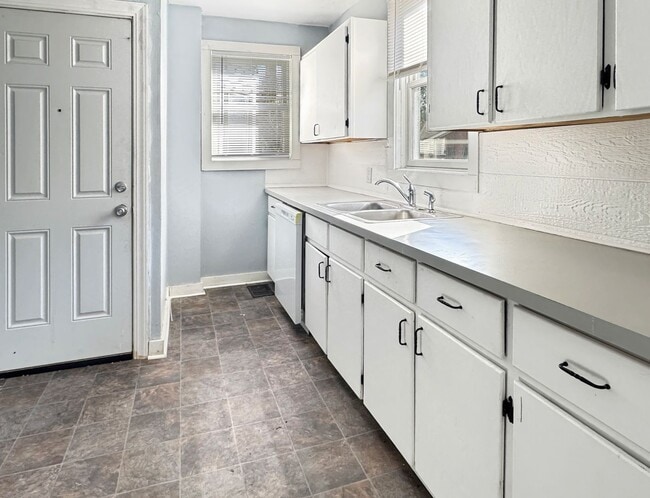 Building Photo - 750 Lake Dr SE