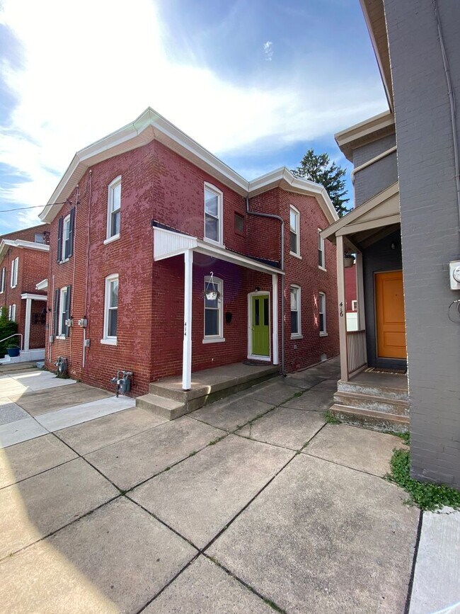 Building Photo - Beautiful Three Bedroom Townhouse in Northwest Lancaster City!