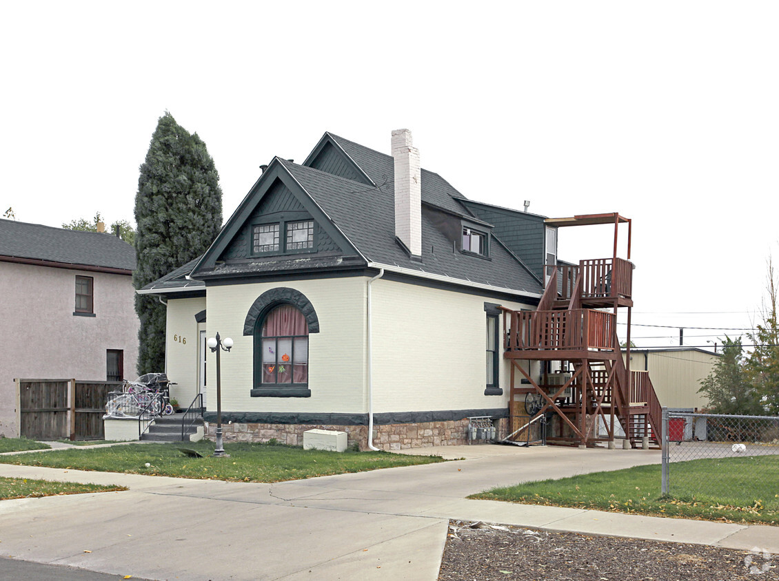 Building Photo - Western Apartments